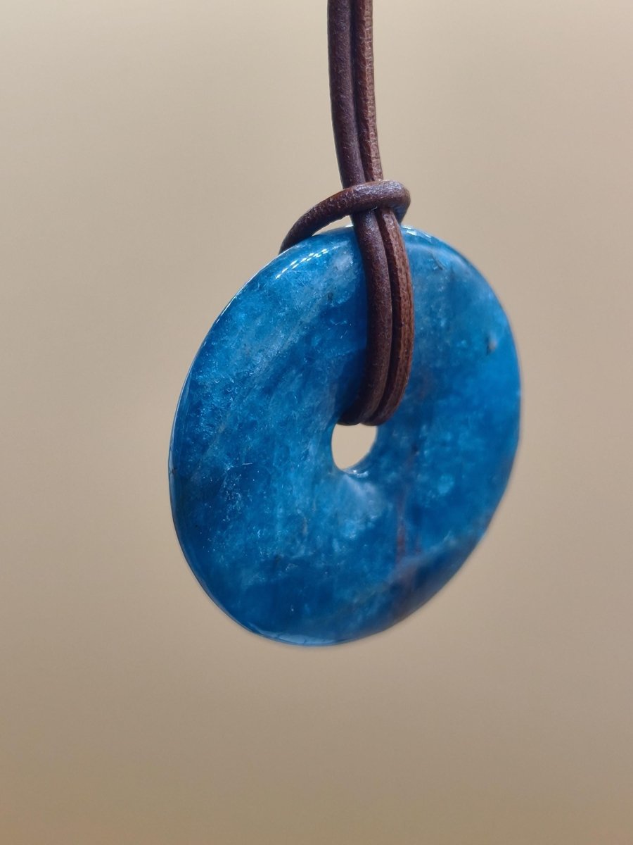 Apatit AAA Kette Donut 30mm Edelstein blau Anhänger Kristall Heilstein Kind Geschenk Natur Rarität Schutz Stein Mann Frau Er Sie transparent - Art of Nature Berlin