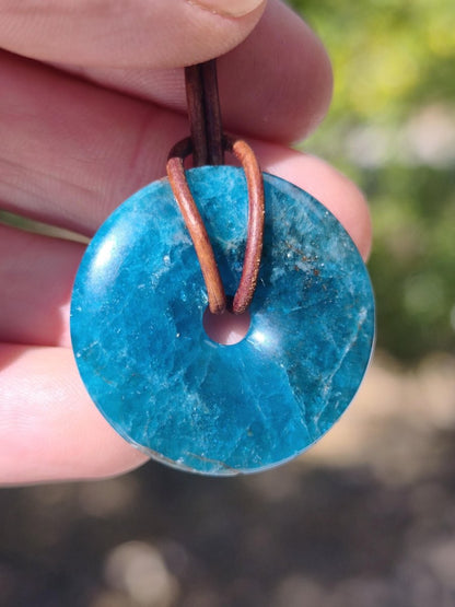 Apatit AAA Kette Donut 30mm Edelstein blau Anhänger Kristall Heilstein Kind Geschenk Natur Rarität Schutz Stein Mann Frau Er Sie transparent - Art of Nature Berlin