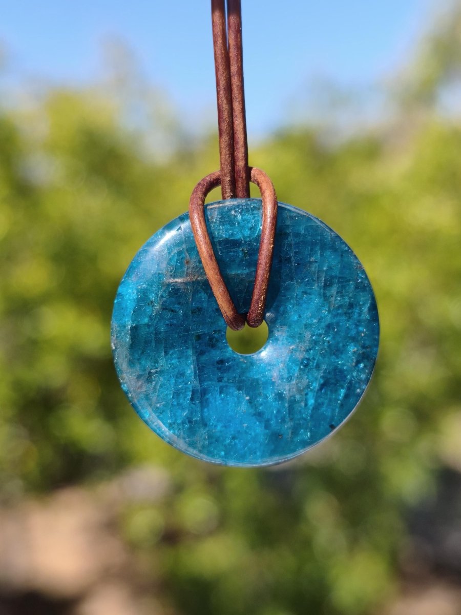 Apatit AAA Kette Donut 30mm Edelstein blau Anhänger Kristall Heilstein Kind Geschenk Natur Rarität Schutz Stein Mann Frau Er Sie transparent - Art of Nature Berlin