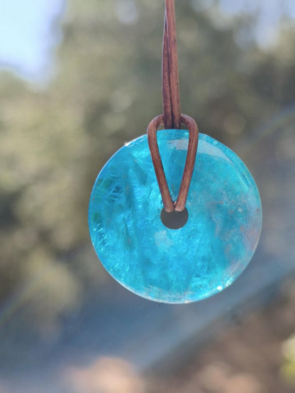 Apatit AAA Kette Donut 30mm Edelstein blau Anhänger Kristall Heilstein Kind Geschenk Natur Rarität Schutz Stein Mann Frau Er Sie transparent - Art of Nature Berlin