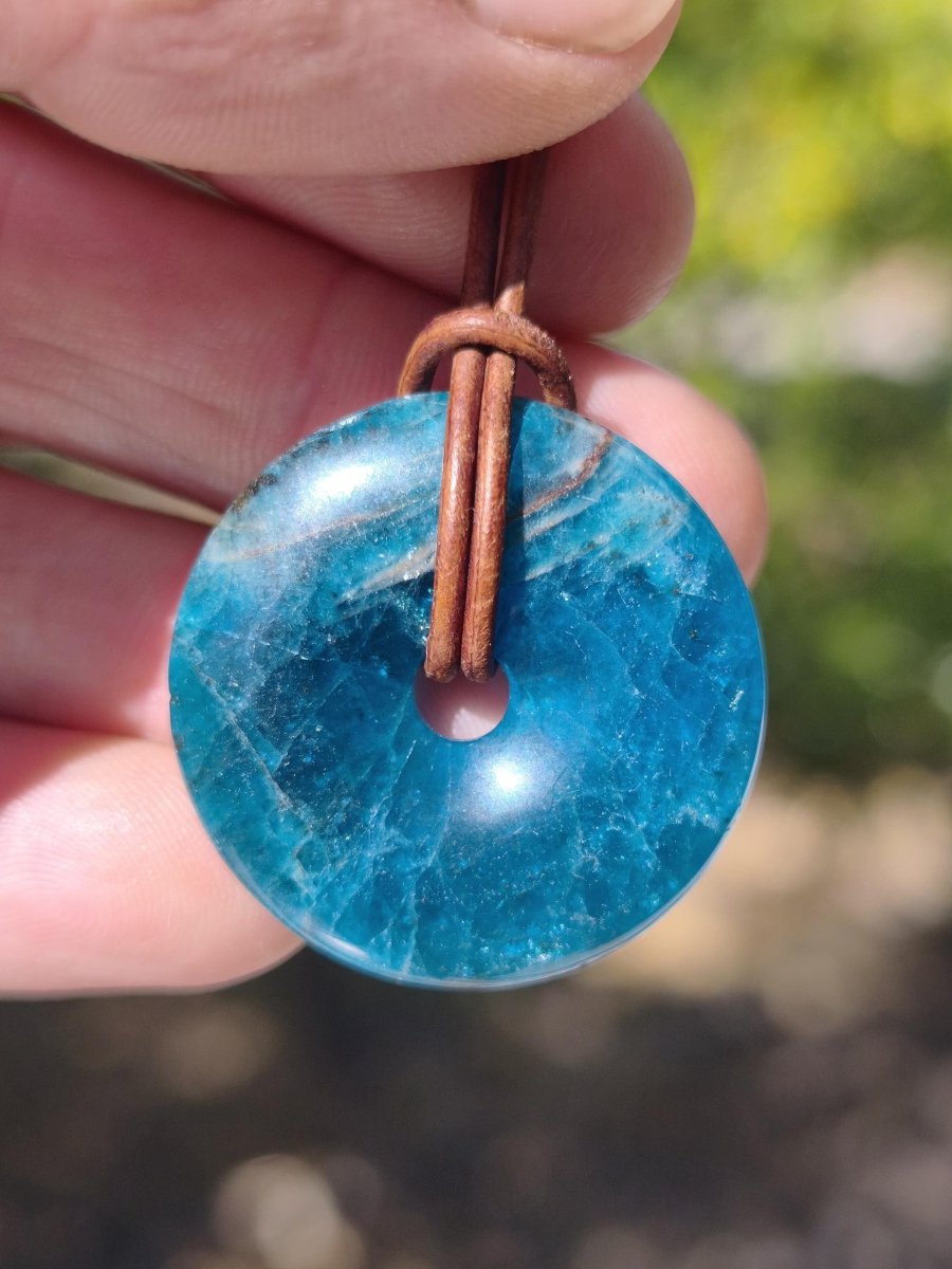 Apatit AAA Kette Donut 30mm Edelstein blau Anhänger Kristall Heilstein Kind Geschenk Natur Rarität Schutz Stein Mann Frau Er Sie transparent - Art of Nature Berlin