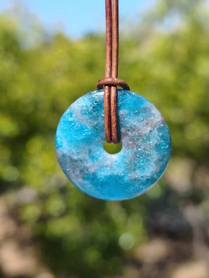 Apatit AAA Kette Donut 30mm Edelstein blau Anhänger Kristall Heilstein Kind Geschenk Natur Rarität Schutz Stein Mann Frau Er Sie transparent - Art of Nature Berlin
