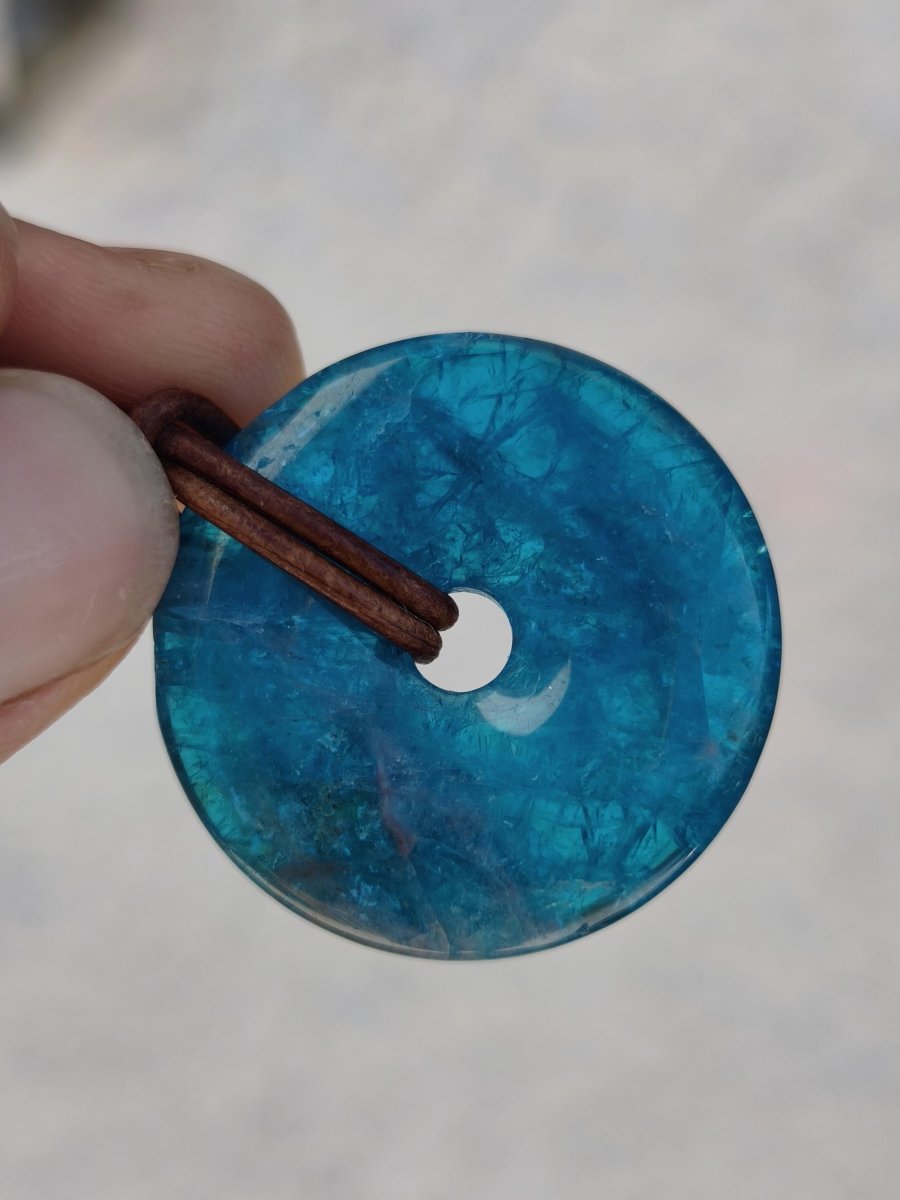 Apatit AAA Kette Donut 30mm Edelstein blau Anhänger Kristall Heilstein Kind Geschenk Natur Rarität Schutz Stein Mann Frau Er Sie transparent - Art of Nature Berlin