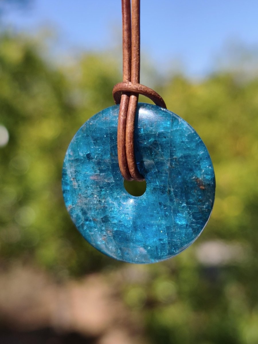 Apatit AAA Kette Donut 30mm Edelstein blau Anhänger Kristall Heilstein Kind Geschenk Natur Rarität Schutz Stein Mann Frau Er Sie transparent - Art of Nature Berlin