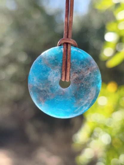 Apatit AAA Kette Donut 30mm Edelstein blau Anhänger Kristall Heilstein Kind Geschenk Natur Rarität Schutz Stein Mann Frau Er Sie transparent - Art of Nature Berlin