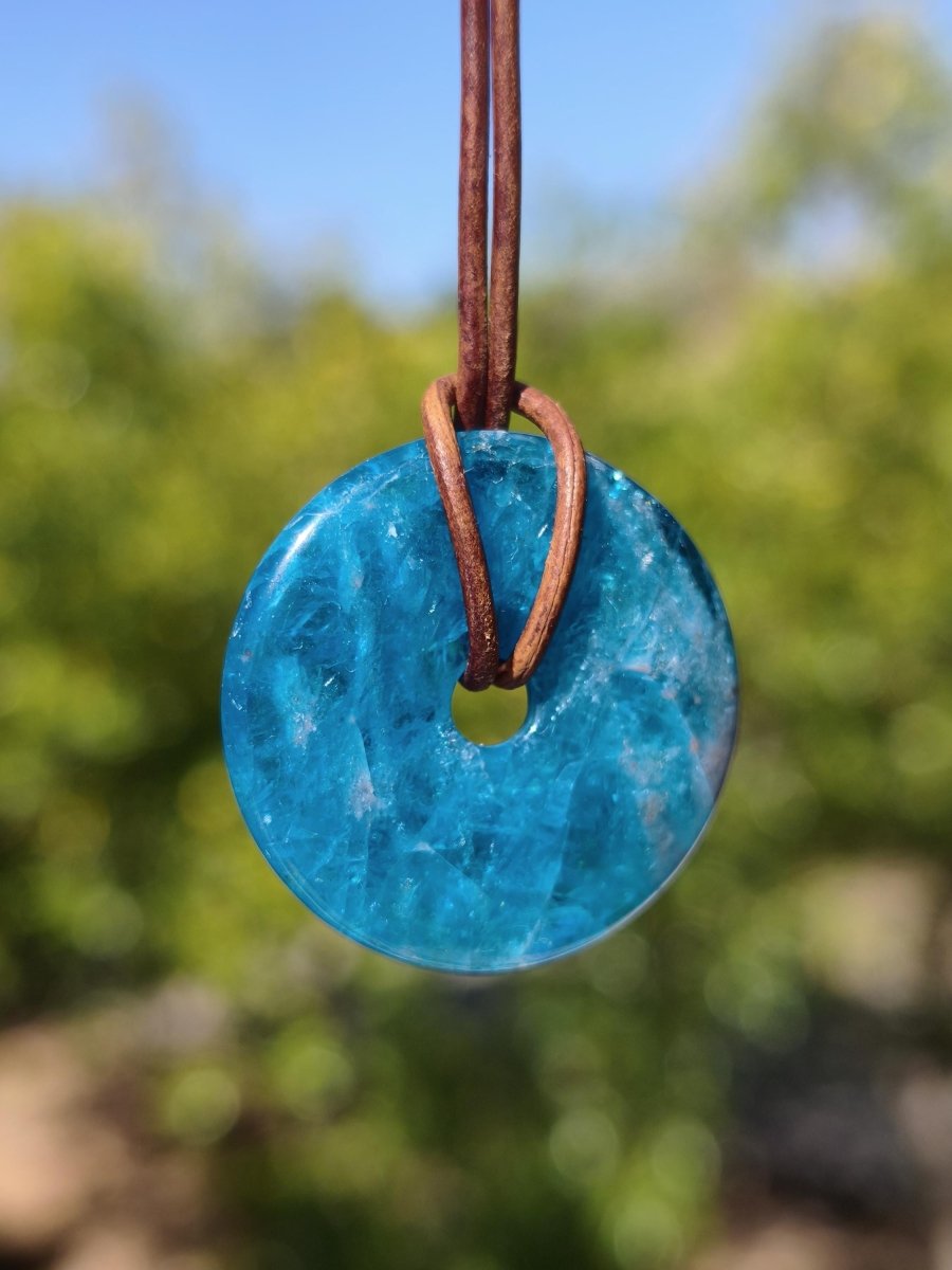 Apatit AAA Kette Donut 30mm Edelstein blau Anhänger Kristall Heilstein Kind Geschenk Natur Rarität Schutz Stein Mann Frau Er Sie transparent - Art of Nature Berlin