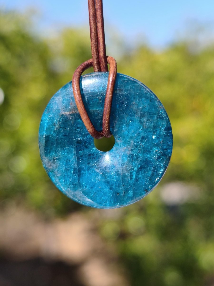 Apatit AAA Kette Donut 30mm Edelstein blau Anhänger Kristall Heilstein Kind Geschenk Natur Rarität Schutz Stein Mann Frau Er Sie transparent - Art of Nature Berlin