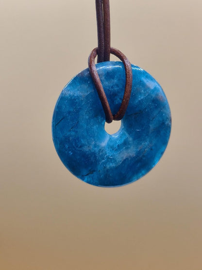 Apatit AAA Kette Donut 30mm Edelstein blau Anhänger Kristall Heilstein Kind Geschenk Natur Rarität Schutz Stein Mann Frau Er Sie transparent - Art of Nature Berlin