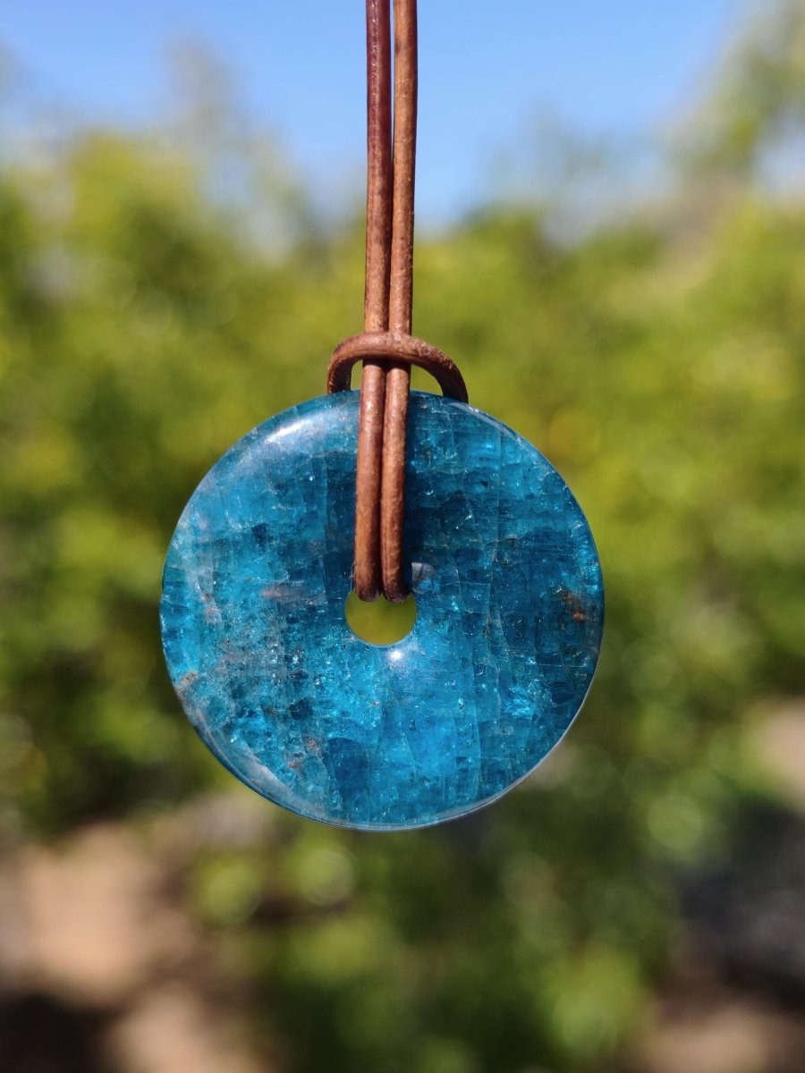 Apatit AAA Kette Donut 30mm Edelstein blau Anhänger Kristall Heilstein Kind Geschenk Natur Rarität Schutz Stein Mann Frau Er Sie transparent - Art of Nature Berlin