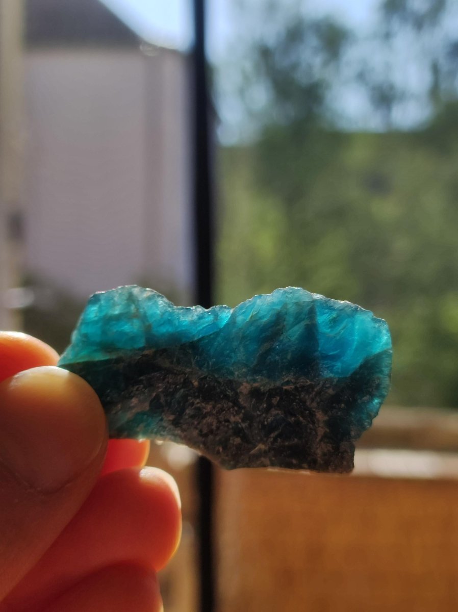 Apatit blau Stufe A Roh Auf+Entladen Edelsteine Wasserstein Trinkwasser Edelsteinwasser Chakra Heilstein Naturmedizin Energiewasser - Art of Nature Berlin