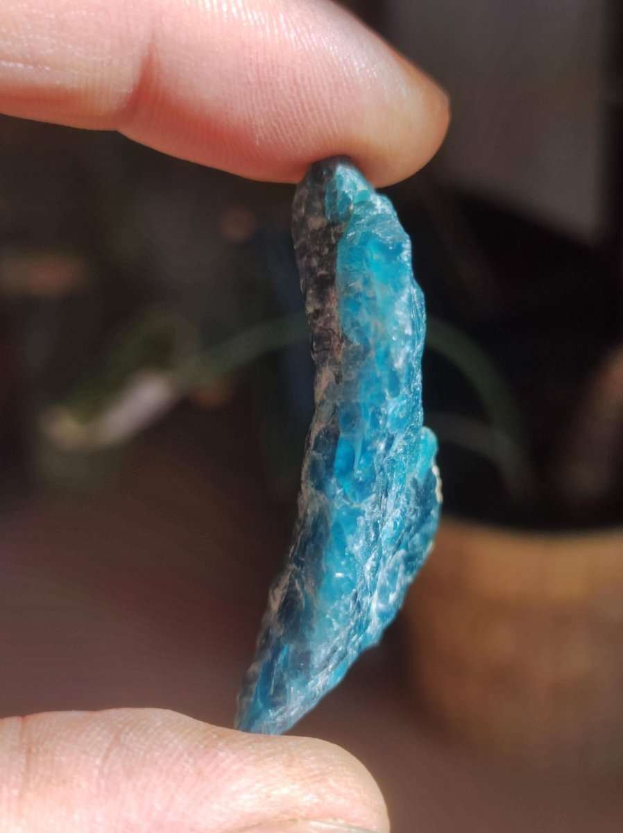 Apatit blau Stufe A Roh Auf+Entladen Edelsteine Wasserstein Trinkwasser Edelsteinwasser Chakra Heilstein Naturmedizin Energiewasser - Art of Nature Berlin