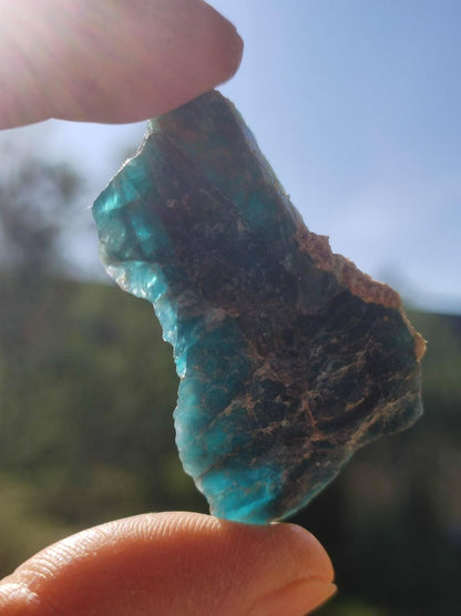 Apatit blau Stufe A Roh Auf+Entladen Edelsteine Wasserstein Trinkwasser Edelsteinwasser Chakra Heilstein Naturmedizin Energiewasser - Art of Nature Berlin