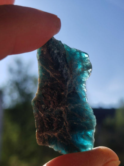 Apatit blau Stufe A Roh Auf+Entladen Edelsteine Wasserstein Trinkwasser Edelsteinwasser Chakra Heilstein Naturmedizin Energiewasser - Art of Nature Berlin