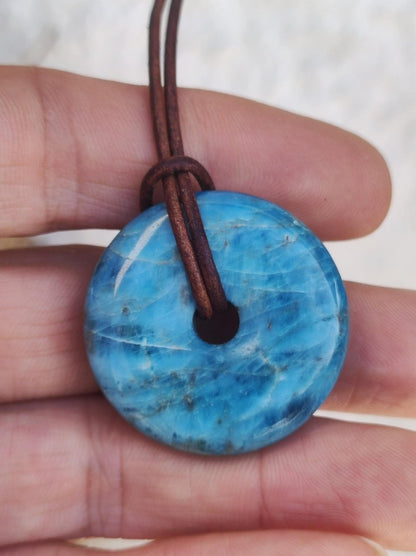 Apatit ~ Donut 30mm ~ Edelstein Kette blau Natur Rarität Schutzsymbol Heilstein Kristall HIPPIE Boho Ethno Mann Frau Geschenk Er Sie - Art of Nature Berlin
