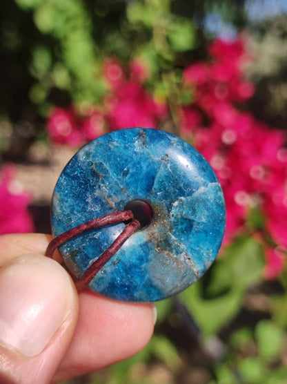 Apatit ~ Donut 30mm ~ Edelstein Kette blau Natur Rarität Schutzsymbol Heilstein Kristall HIPPIE Boho Ethno Mann Frau Geschenk Er Sie - Art of Nature Berlin