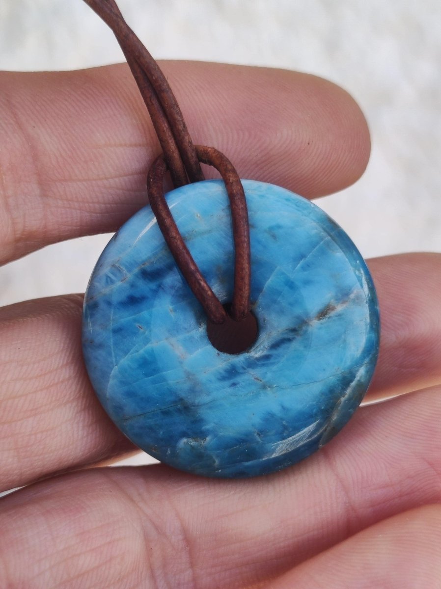 Apatit ~ Donut 30mm ~ Edelstein Kette blau Natur Rarität Schutzsymbol Heilstein Kristall HIPPIE Boho Ethno Mann Frau Geschenk Er Sie - Art of Nature Berlin