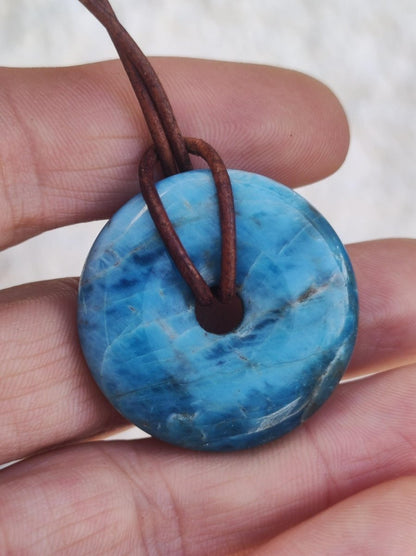 Apatit ~ Donut 30mm ~ Edelstein Kette blau Natur Rarität Schutzsymbol Heilstein Kristall HIPPIE Boho Ethno Mann Frau Geschenk Er Sie - Art of Nature Berlin