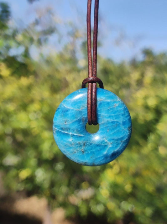 Apatit ~ Donut 30mm ~ Edelstein Kette blau Natur Rarität Schutzsymbol Heilstein Kristall HIPPIE Boho Ethno Mann Frau Geschenk Er Sie - Art of Nature Berlin