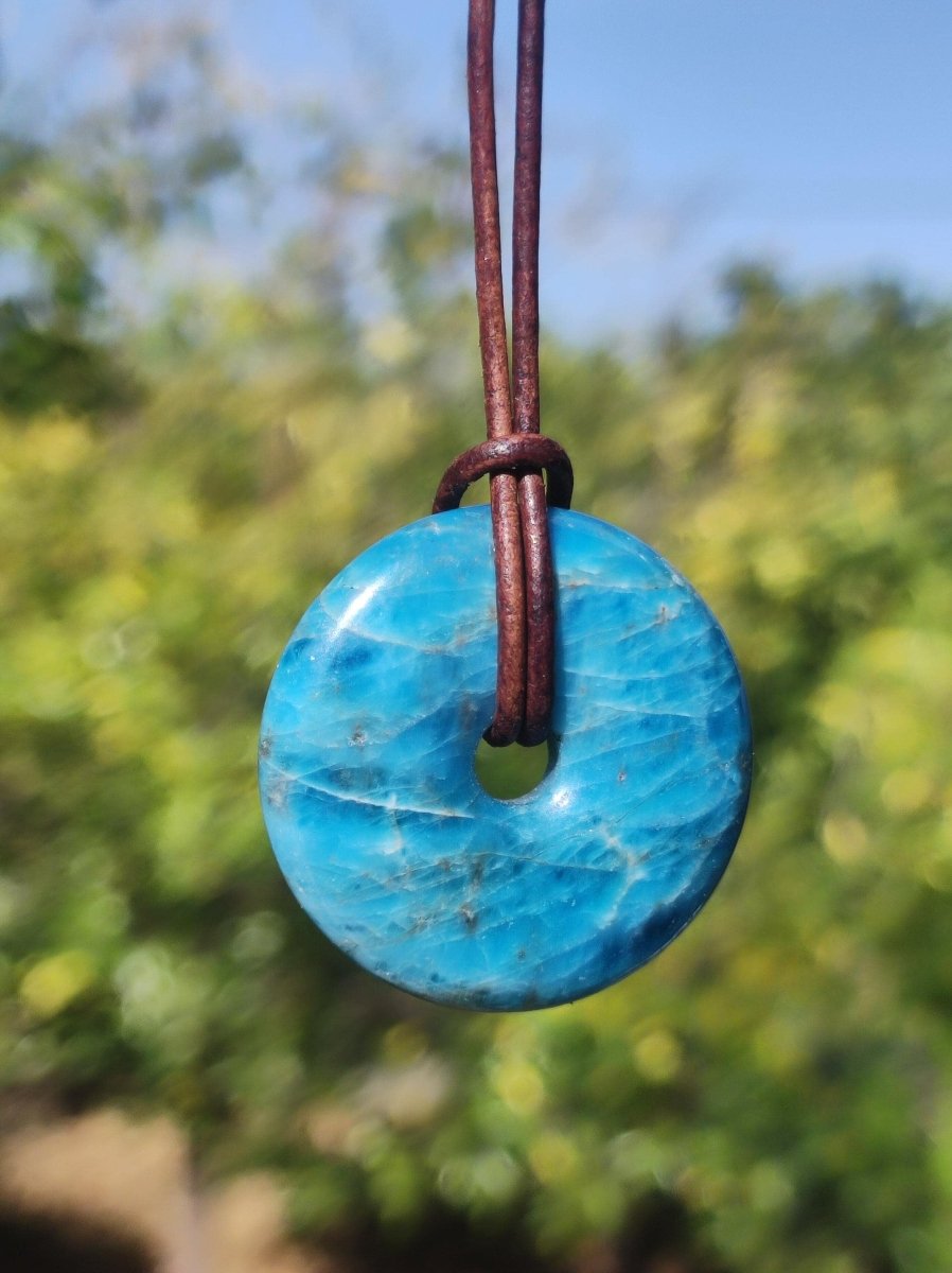 Apatit ~ Donut 30mm ~ Edelstein Kette blau Natur Rarität Schutzsymbol Heilstein Kristall HIPPIE Boho Ethno Mann Frau Geschenk Er Sie - Art of Nature Berlin