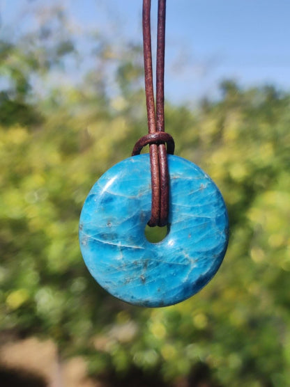 Apatit ~ Donut 30mm ~ Edelstein Kette blau Natur Rarität Schutzsymbol Heilstein Kristall HIPPIE Boho Ethno Mann Frau Geschenk Er Sie - Art of Nature Berlin