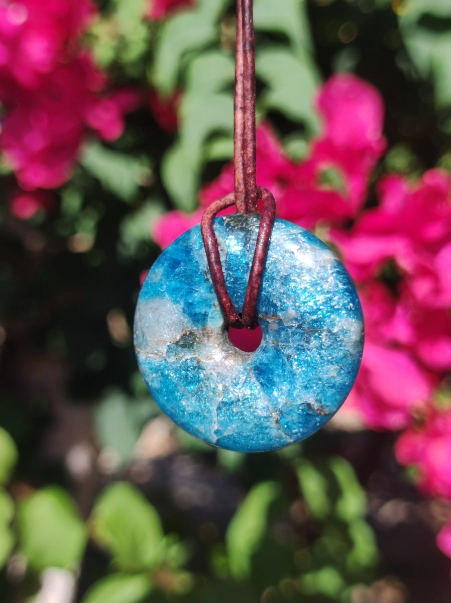 Apatit ~ Donut 30mm ~ Edelstein Kette blau Natur Rarität Schutzsymbol Heilstein Kristall HIPPIE Boho Ethno Mann Frau Geschenk Er Sie - Art of Nature Berlin