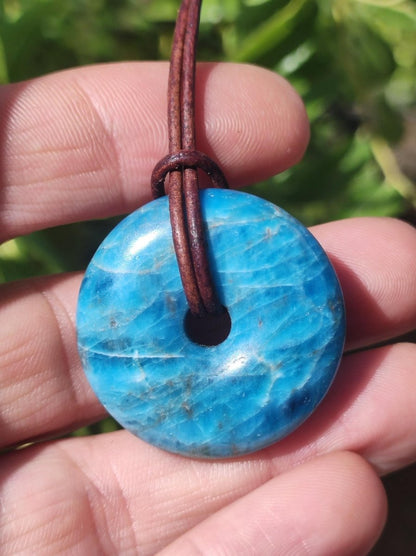 Apatit ~ Donut 30mm ~ Edelstein Kette blau Natur Rarität Schutzsymbol Heilstein Kristall HIPPIE Boho Ethno Mann Frau Geschenk Er Sie - Art of Nature Berlin