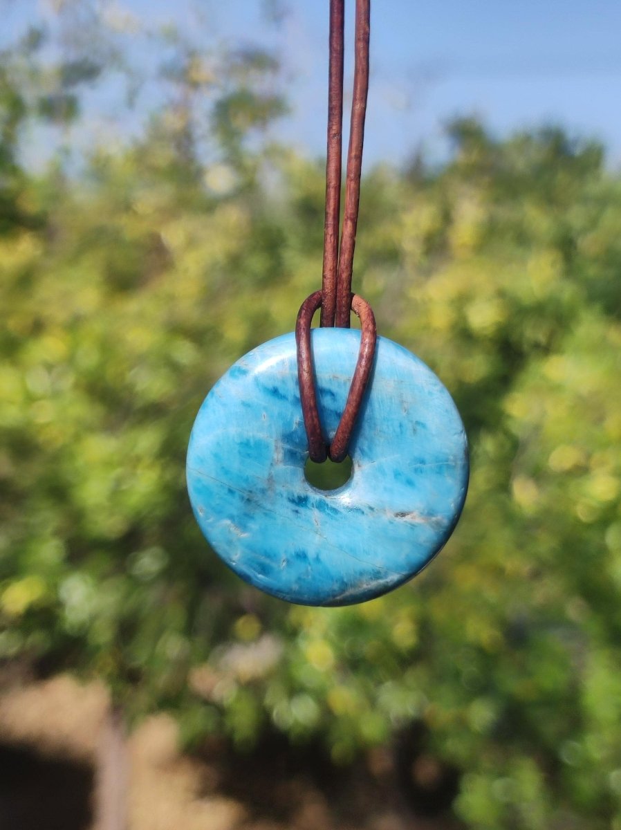 Apatit ~ Donut 30mm ~ Edelstein Kette blau Natur Rarität Schutzsymbol Heilstein Kristall HIPPIE Boho Ethno Mann Frau Geschenk Er Sie - Art of Nature Berlin
