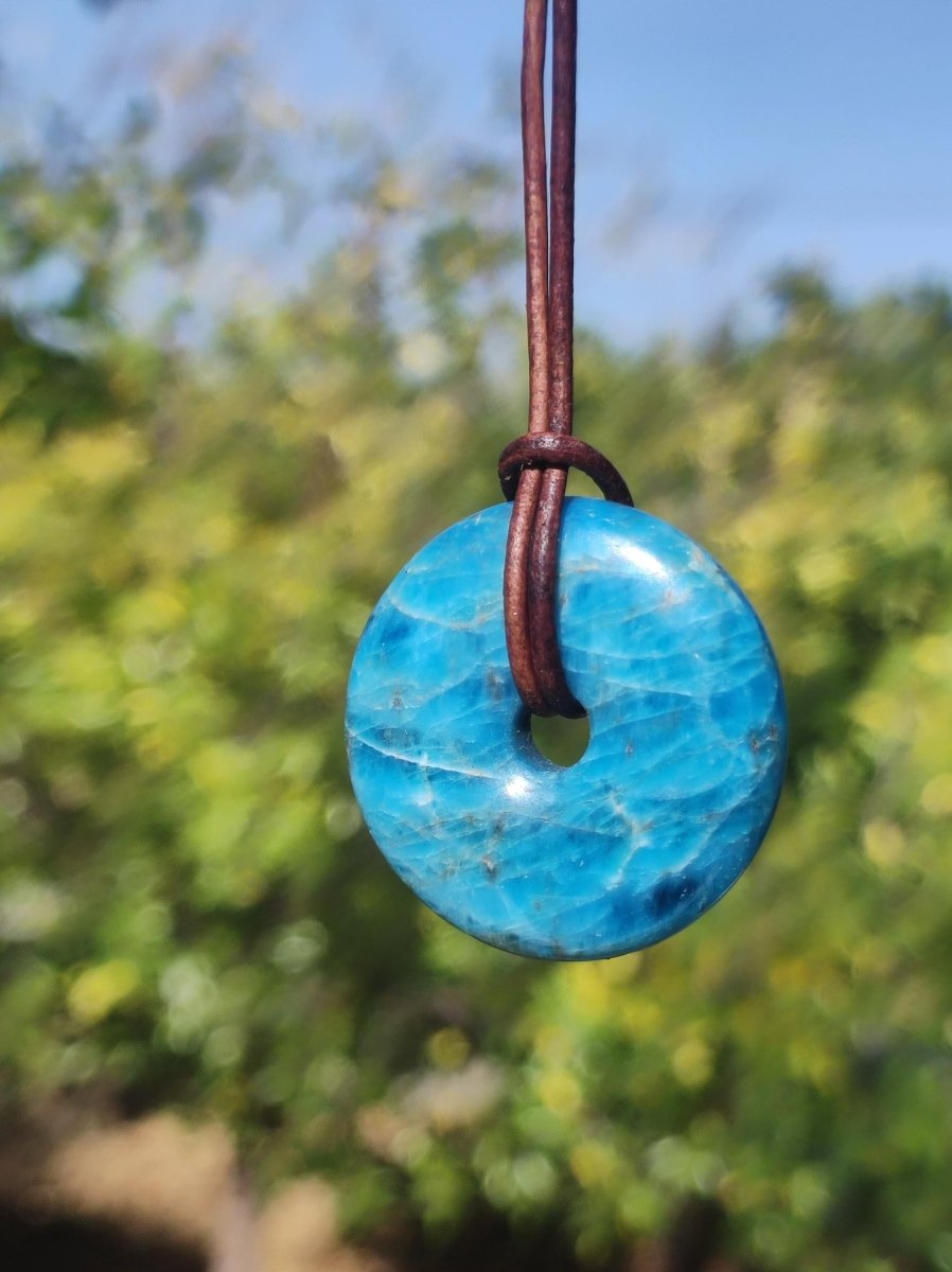 Apatit ~ Donut 30mm ~ Edelstein Kette blau Natur Rarität Schutzsymbol Heilstein Kristall HIPPIE Boho Ethno Mann Frau Geschenk Er Sie - Art of Nature Berlin
