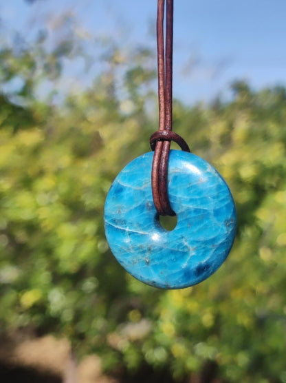 Apatit ~ Donut 30mm ~ Edelstein Kette blau Natur Rarität Schutzsymbol Heilstein Kristall HIPPIE Boho Ethno Mann Frau Geschenk Er Sie - Art of Nature Berlin