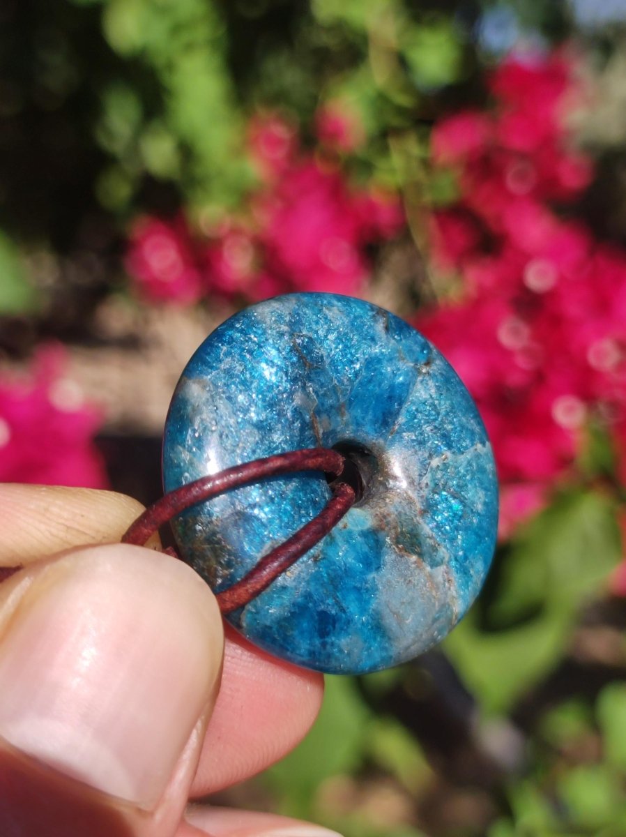 Apatit ~ Donut 30mm ~ Edelstein Kette blau Natur Rarität Schutzsymbol Heilstein Kristall HIPPIE Boho Ethno Mann Frau Geschenk Er Sie - Art of Nature Berlin