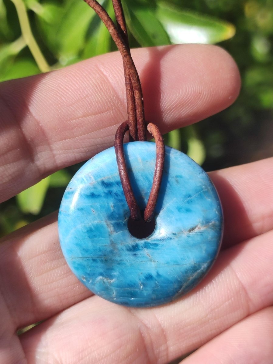 Apatit ~ Donut 30mm ~ Edelstein Kette blau Natur Rarität Schutzsymbol Heilstein Kristall HIPPIE Boho Ethno Mann Frau Geschenk Er Sie - Art of Nature Berlin