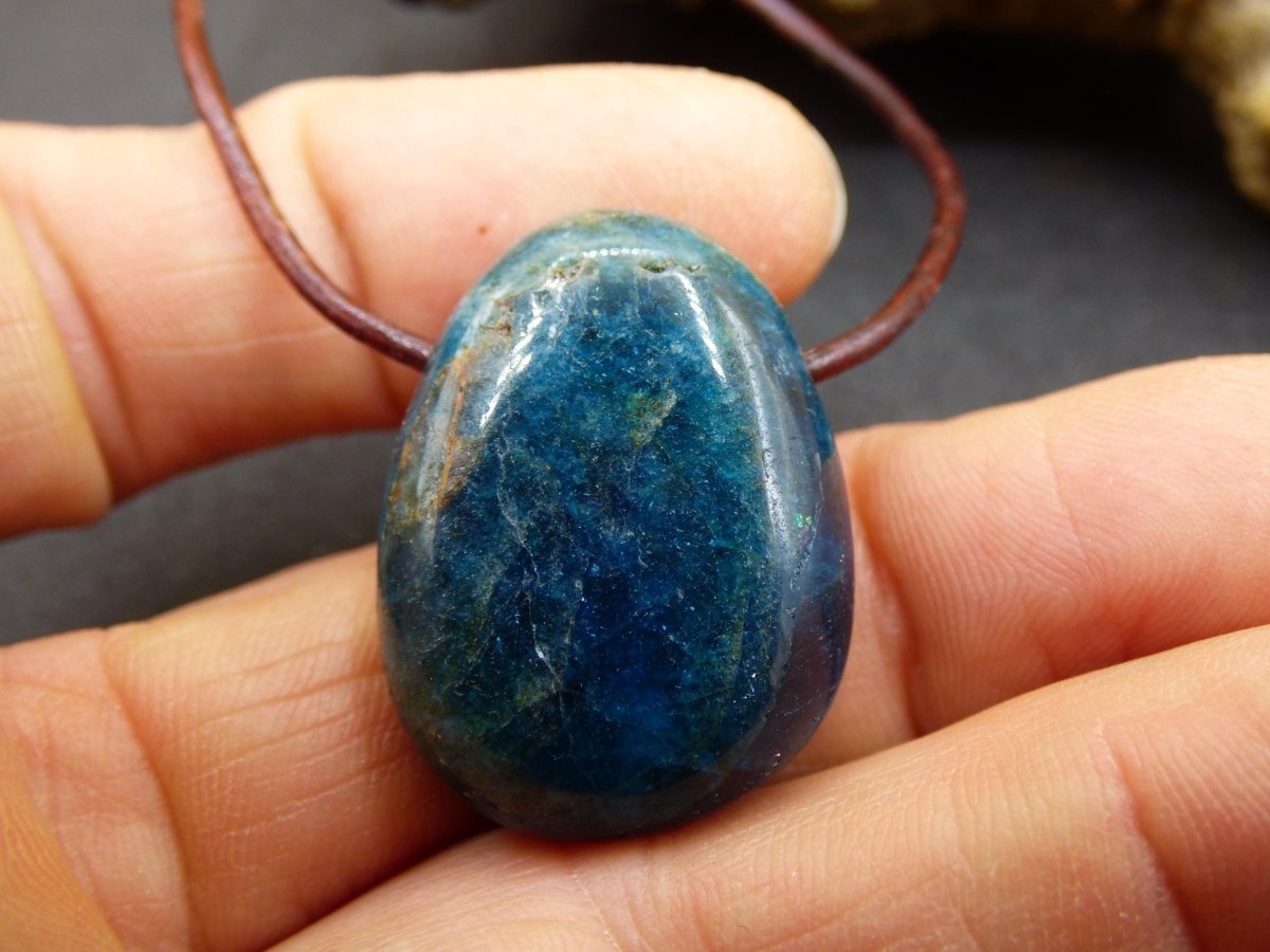 Apatit - Edelstein Kette blau Heilstein Er Sie Mann Frau Geschenk Glück Anhänger HIPPIE GOA Boho Tibet Ethno Natur Unikat - Art of Nature Berlin