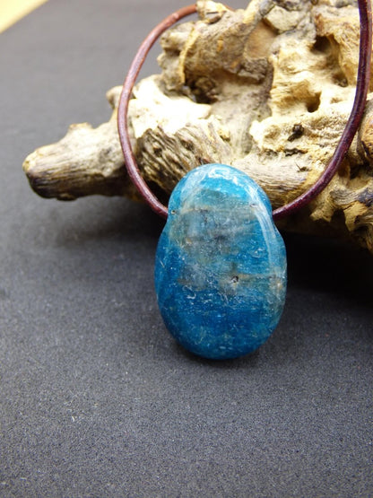 Apatit - Edelstein Kette blau Heilstein Er Sie Mann Frau Geschenk Glück Anhänger HIPPIE GOA Boho Tibet Ethno Natur Unikat - Art of Nature Berlin