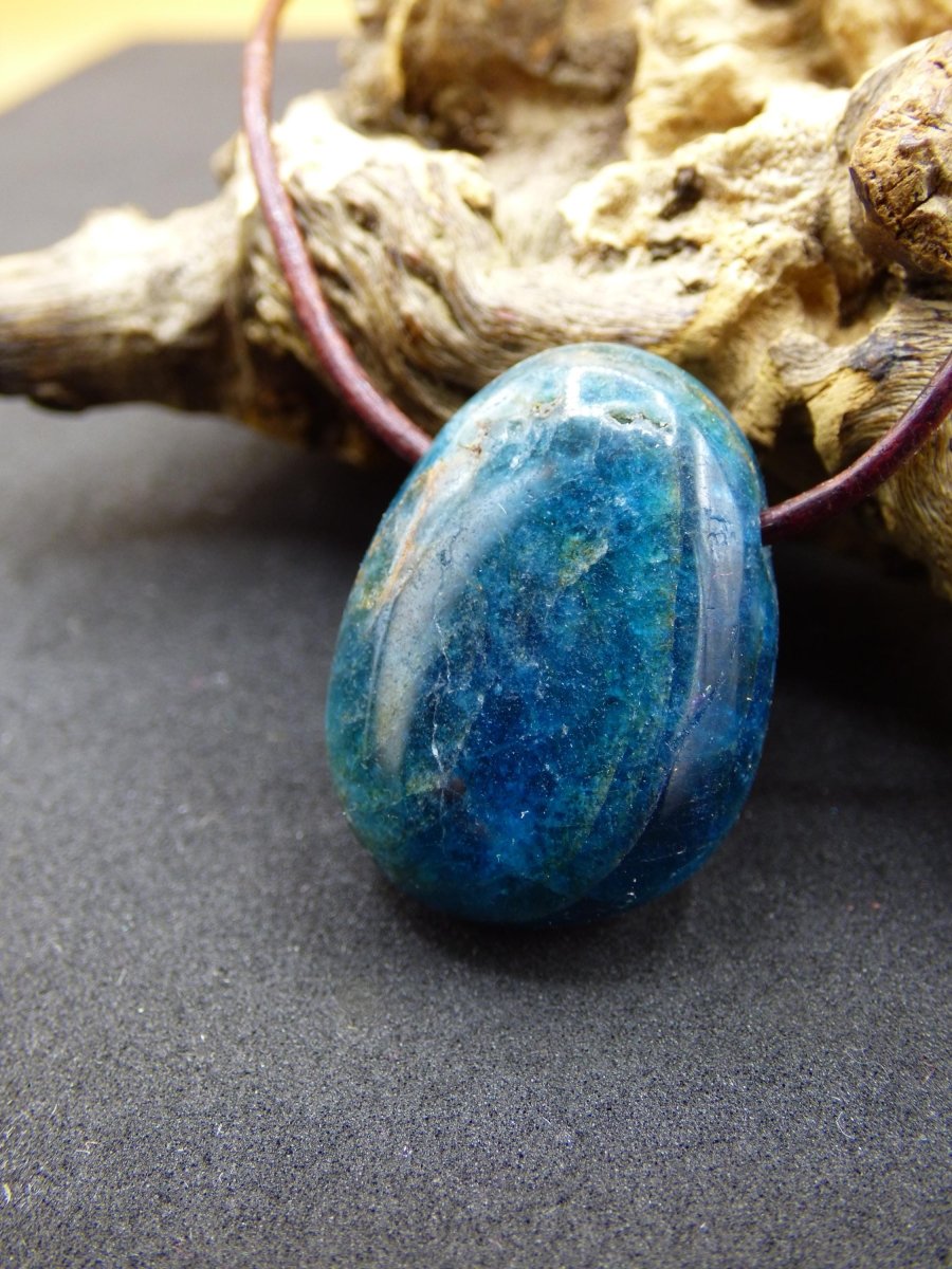 Apatit - Edelstein Kette blau Heilstein Er Sie Mann Frau Geschenk Glück Anhänger HIPPIE GOA Boho Tibet Ethno Natur Unikat - Art of Nature Berlin
