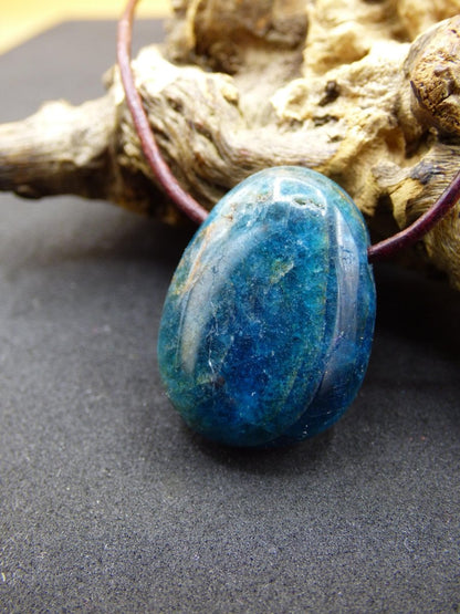 Apatit - Edelstein Kette blau Heilstein Er Sie Mann Frau Geschenk Glück Anhänger HIPPIE GOA Boho Tibet Ethno Natur Unikat - Art of Nature Berlin