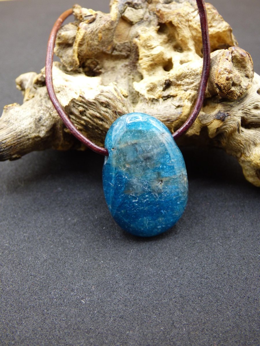 Apatit - Edelstein Kette blau Heilstein Er Sie Mann Frau Geschenk Glück Anhänger HIPPIE GOA Boho Tibet Ethno Natur Unikat - Art of Nature Berlin