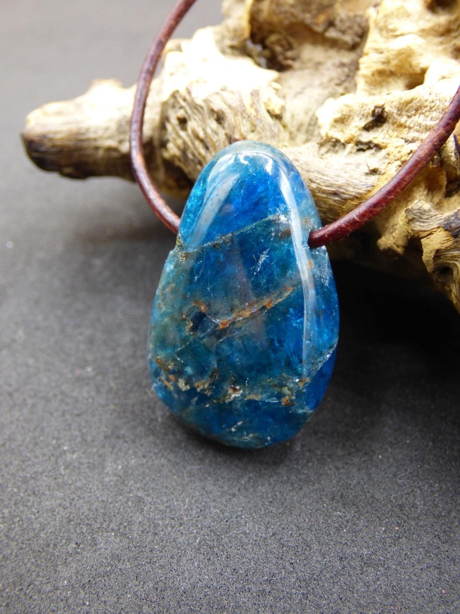 Apatit - Edelstein Kette blau Heilstein Er Sie Mann Frau Geschenk Glück Anhänger HIPPIE GOA Boho Tibet Ethno Natur Unikat - Art of Nature Berlin