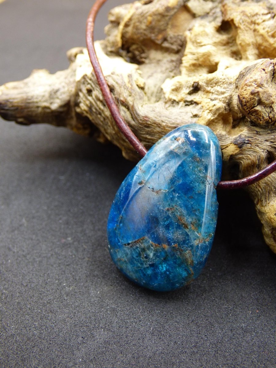 Apatit - Edelstein Kette blau Heilstein Er Sie Mann Frau Geschenk Glück Anhänger HIPPIE GOA Boho Tibet Ethno Natur Unikat - Art of Nature Berlin