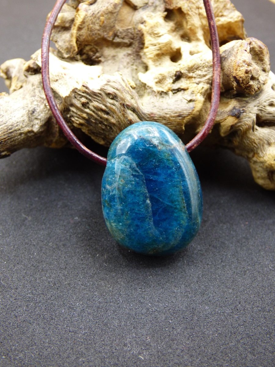 Apatit - Edelstein Kette blau Heilstein Er Sie Mann Frau Geschenk Glück Anhänger HIPPIE GOA Boho Tibet Ethno Natur Unikat - Art of Nature Berlin