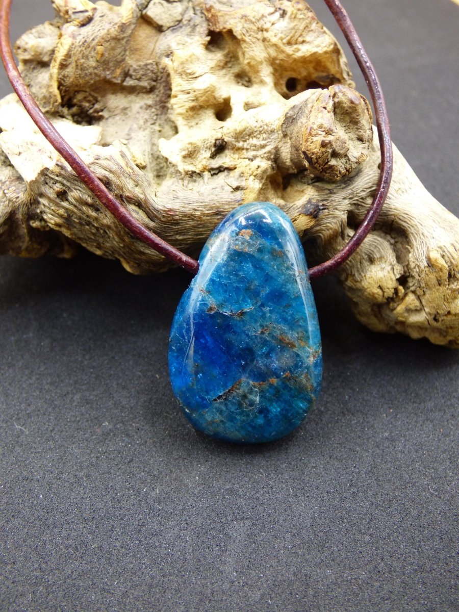 Apatit - Edelstein Kette blau Heilstein Er Sie Mann Frau Geschenk Glück Anhänger HIPPIE GOA Boho Tibet Ethno Natur Unikat - Art of Nature Berlin