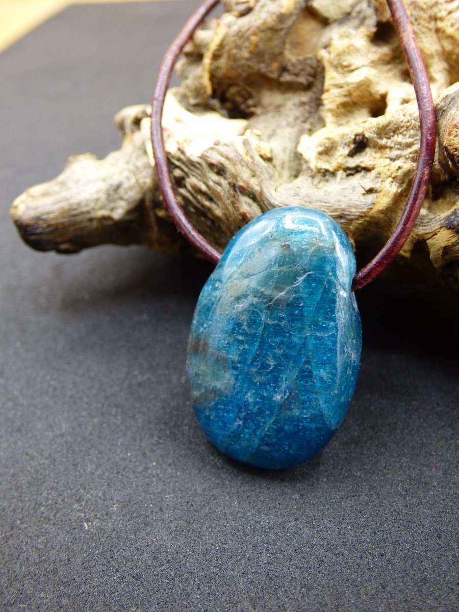 Apatit - Edelstein Kette blau Heilstein Er Sie Mann Frau Geschenk Glück Anhänger HIPPIE GOA Boho Tibet Ethno Natur Unikat - Art of Nature Berlin