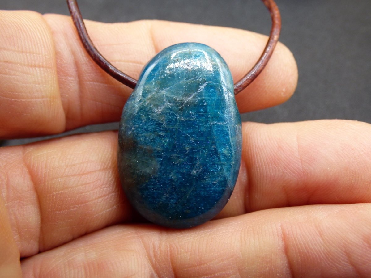 Apatit - Edelstein Kette blau Heilstein Er Sie Mann Frau Geschenk Glück Anhänger HIPPIE GOA Boho Tibet Ethno Natur Unikat - Art of Nature Berlin