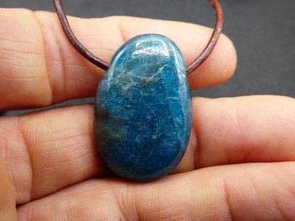 Apatit - Edelstein Kette blau Heilstein Er Sie Mann Frau Geschenk Glück Anhänger HIPPIE GOA Boho Tibet Ethno Natur Unikat - Art of Nature Berlin