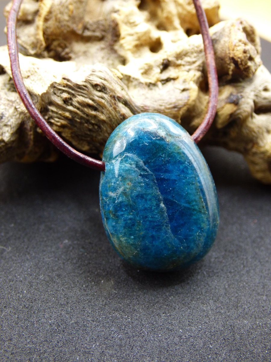 Apatit - Edelstein Kette blau Heilstein Er Sie Mann Frau Geschenk Glück Anhänger HIPPIE GOA Boho Tibet Ethno Natur Unikat - Art of Nature Berlin
