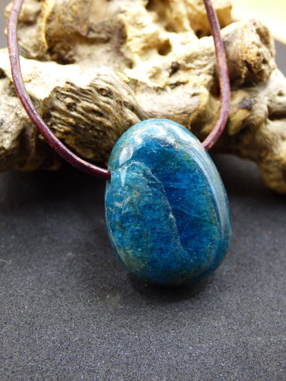 Apatit - Edelstein Kette blau Heilstein Er Sie Mann Frau Geschenk Glück Anhänger HIPPIE GOA Boho Tibet Ethno Natur Unikat - Art of Nature Berlin