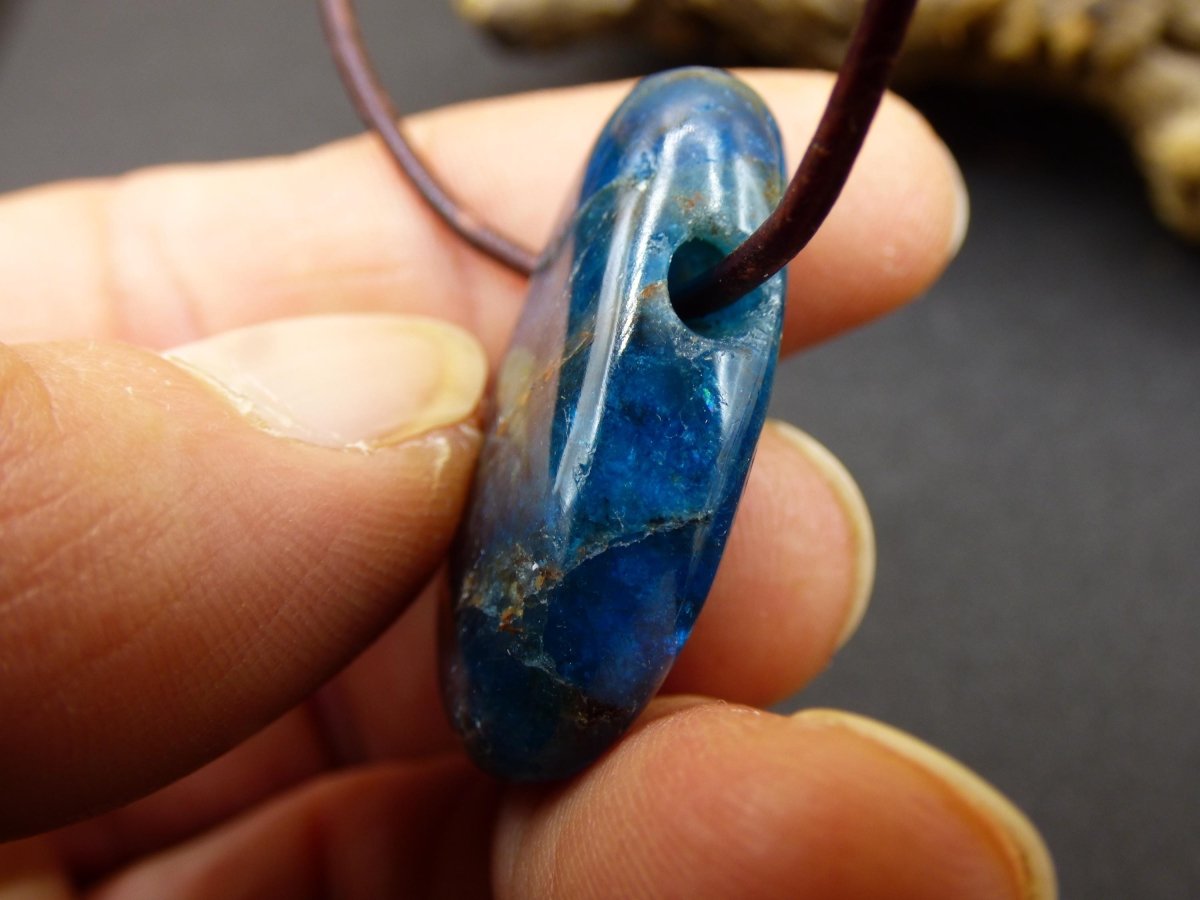 Apatit - Edelstein Kette blau Heilstein Er Sie Mann Frau Geschenk Glück Anhänger HIPPIE GOA Boho Tibet Ethno Natur Unikat - Art of Nature Berlin