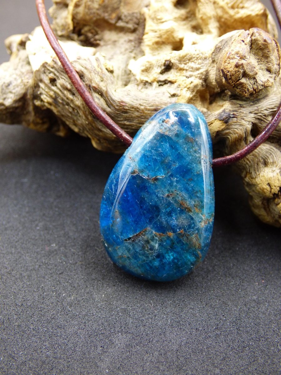 Apatit - Edelstein Kette blau Heilstein Er Sie Mann Frau Geschenk Glück Anhänger HIPPIE GOA Boho Tibet Ethno Natur Unikat - Art of Nature Berlin