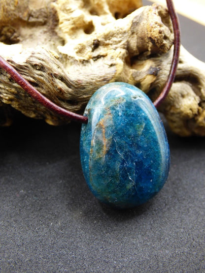 Apatit - Edelstein Kette blau Heilstein Er Sie Mann Frau Geschenk Glück Anhänger HIPPIE GOA Boho Tibet Ethno Natur Unikat - Art of Nature Berlin