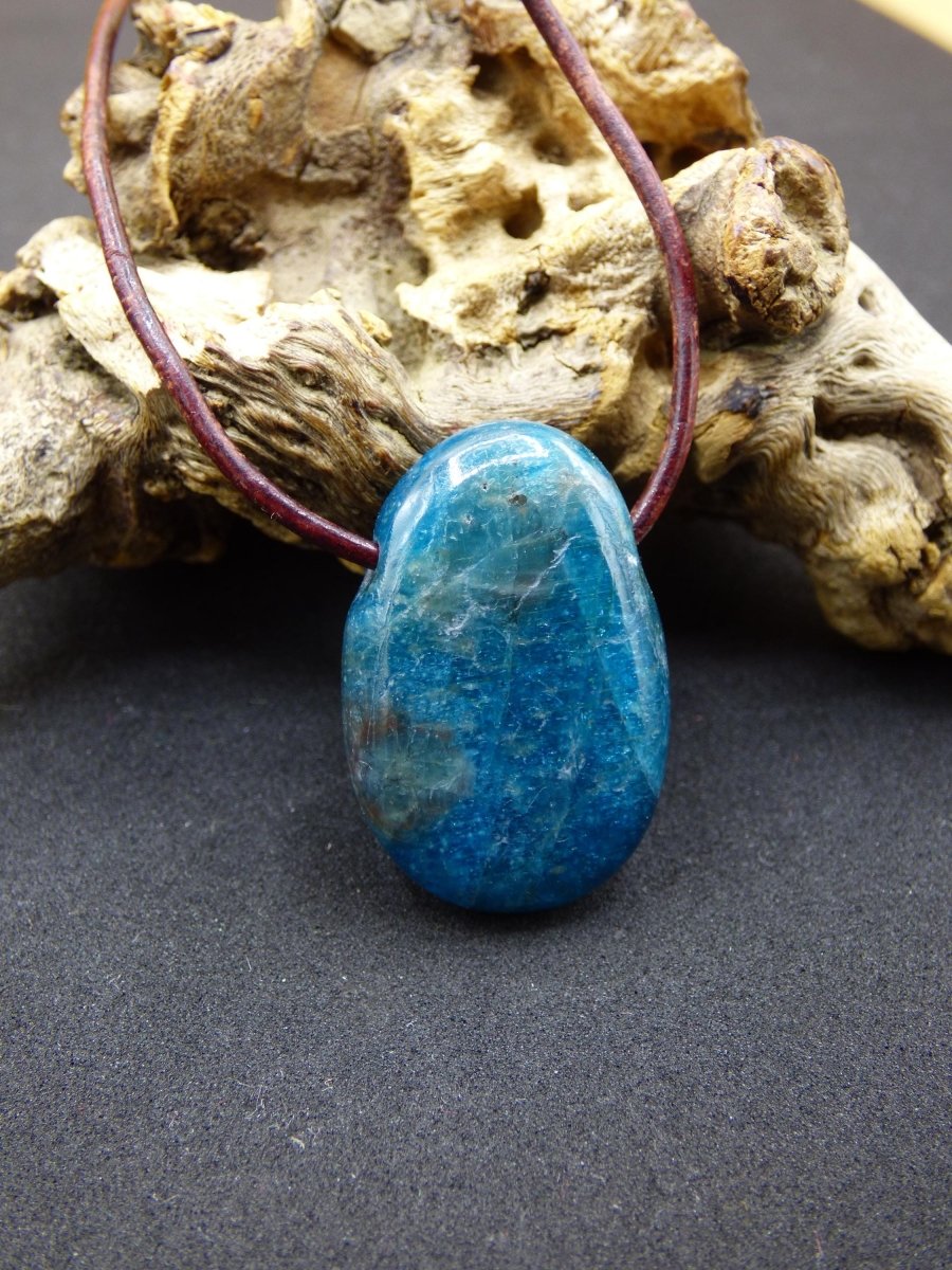 Apatit - Edelstein Kette blau Heilstein Er Sie Mann Frau Geschenk Glück Anhänger HIPPIE GOA Boho Tibet Ethno Natur Unikat - Art of Nature Berlin