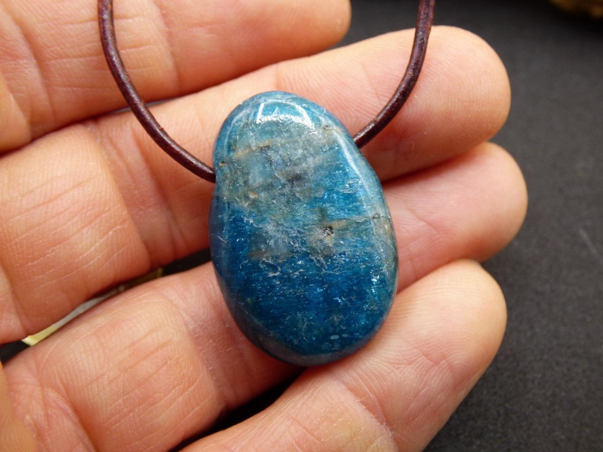 Apatit - Edelstein Kette blau Heilstein Er Sie Mann Frau Geschenk Glück Anhänger HIPPIE GOA Boho Tibet Ethno Natur Unikat - Art of Nature Berlin
